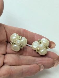 Pendientes perforados vintage años 60 con racimo de perlas de imitación tono dorado - Imagen 1 de 4