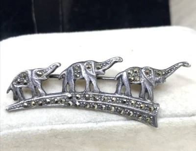 SPILLA VINTAGE TRE ELEFANTINI IN FILA INDIANA CON PROBOSCIDE ALZATA, ARGENTO 925 - Immagine 1 di 4