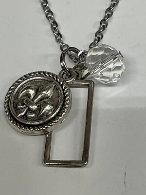 COLAR Fleur De Lis redondo vários berloques francês 20” aço inoxidável NOVO - Imagem 1 de 4