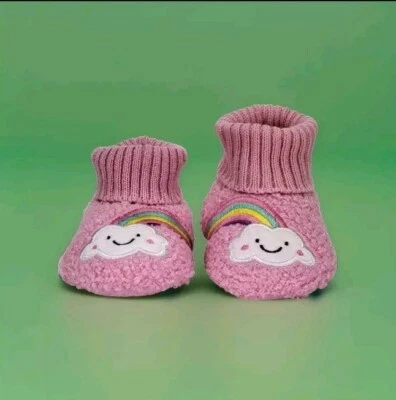 Chinelos difusos rosa com design de nuvem e arco-íris - Criança tamanho 5 - Wonder Nation - Imagem 1 de 4