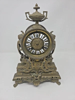 Reloj de sobremesa francés de latón ornamentado del siglo XIX con esfera esmaltada con número romano Foto 1 de 4