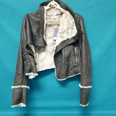 Jaqueta cropped Jennifer Lopez preta cinza pele de camurça sintética moto tamanho G nova com etiquetas - Imagem 1 de 4