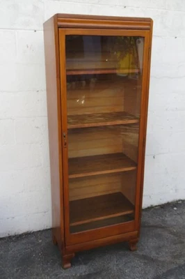 Estantería de exhibición de roble alto y estrecho de principios de 1900 6194 Foto 1 de 4