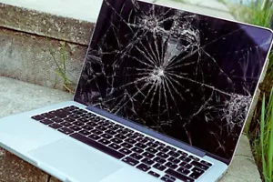 Broken MacBook Screen LCD Fitting Smashed Screen Repair Service - Picture 1 of 5