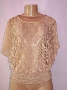 BLUSA DE ENCAJE MANGA CORTA BEIGE DE CUELLO REDONDO BASTANTE BUENA MARCA TALLA MEDIANA - Imagen 1 de 3
