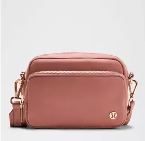 NWT LULULEMON EVERYWHERE CROSSBODY BAG METAL HARDWARE 2L SPICED CHAI/ ROSE GOLD - Picture 1 of 7