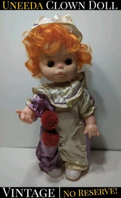 ✨DE COLECCIÓN✨ LINDA Muñeca Payaso Uneeda con Pelo Naranja En Blanco Y Púrpura Conjunto Foto 1 de 4