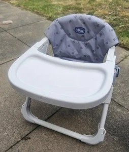 Chicco Chairy Sitzerhöhung - klappbar, Reisehochstuhl mit herausnehmbarem Tablett - Bild 1 von 8