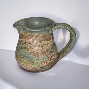 Crema de cerámica de estudio firmada de colección, pequeña jarra de cerámica esmaltada en horno hecha a mano - Imagen 1 de 10