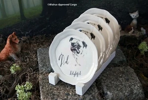 MONOGRAMA ANTROPOLOGIE PLATOS DE CANAPÉ PERRO (4) -NUEVO EN CAJA - DISFRUTAR DEL ESTILO AL PIE DE LA LETRA - Imagen 1 de 10