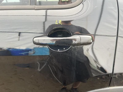 Manija de puerta exterior trasera izquierda usada se adapta a: conjunto de manija de puerta Ford Explorer 2016 Foto 1 de 4