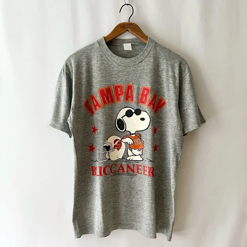 Camiseta del equipo de fútbol americano de la NFL Tampa Bay Buccaneers Joe Cool Peanuts HN4797 Foto 1 de 1