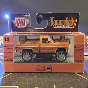 M2 Machines 1977 GMC Serria Grande 15 Squarebody Syndicate 1/64 Diecast Custom  - Bild 1 von 4