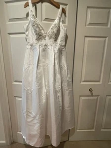 Gorgeous Unworn wedding Gown With Beaded Appliqué And Lace. Size XL White - Picture 1 of 11