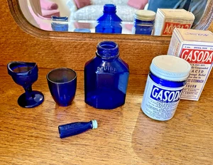 Vintage Set mit 5 kobaltblauen Glas-Medizinflaschen - eine mit Medizin plus Box - Bild 1 von 15