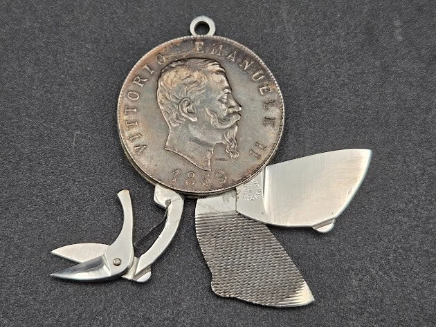 Cuchillo de bolsillo CEM Maniago plata 1869 Italia Vittorio Emanuele II moneda de 5 liras de colección Foto 1 de 4