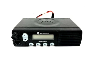 Motorola Radius CM300 438-470 MHz UHF 40 W Two Way Radio AAM50RPF9AA1AN - Picture 1 of 4