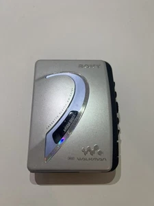 Sony WM-EX194 Lettore di cassette stereo Walkman retrò argento - NON TESTATO - Foto 1 di 6