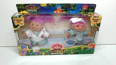 Totally Troll Dr. Cornelius & Nurse Karen Kindly & Baby Set Playmates NRFB Foto 1 de 4