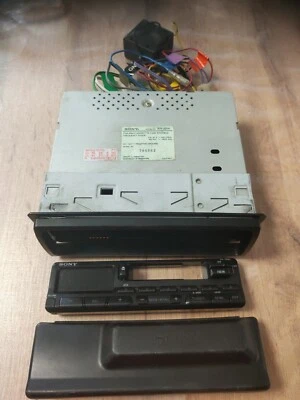 AUTORADIO MANGIACASSETTE SONY VINTAGE ANNI 90  - Immagine 1 di 4
