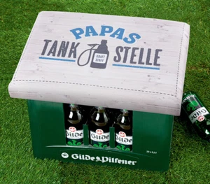 Gilde Sitzpolster "Papa`Tankstelle "  grau blau Aufsatz f. Getränke/Bierkiste - Bild 1 von 1