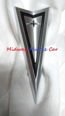 64 65 Pontiac GTO Lemans Tempest cubierta trasera maletero tapa punta de flecha adorno emblema Foto 1 de 3