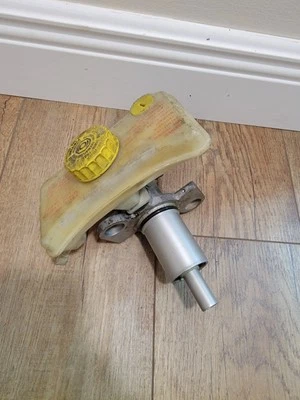 Audi A4, S4, A6, S6, RS6 B5, B6, C5, C6 1997-2011 Depósito de cilindro de refuerzo de freno eléctrico Foto 1 de 4