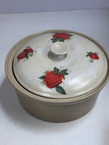 Casseruola rotonda coperta a mano vintage OOAK studio arte ceramica fragole - Foto 1 di 2
