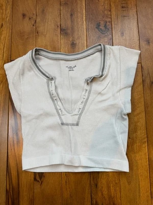 Top corto Urban Outfitters Out from Under manga corta blanco cuello en V talla pequeña Foto 1 de 4
