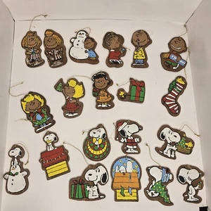 Vintage Peanuts Snoopy 20er Set doppelseitig handbemalt Holz Ornamente - Bild 1 von 14