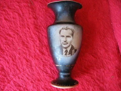 Jarrón de metal con retrato de cosmonauta Nº2 G. Titov, Vostok-2 y Voshod-2, URSS Foto 1 de 4