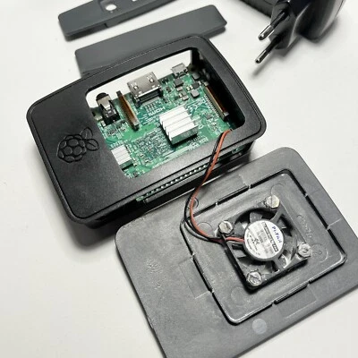 Raspberry Pi 3 Model B 1GB RAM - MicroSD 32GB - Alimentatore - Case - Immagine 1 di 4