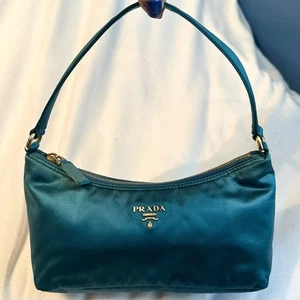 Mini bolso hobo de satén PRADA en verde azulado acuático RARO con certificado de autenticidad auténtico - Imagen 1 de 19