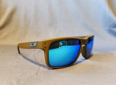 Oakley Holrook Cerakote AI Dark Earth com lentes POLARIZADAS azul gelo #OO9102-44 - Imagem 1 de 4