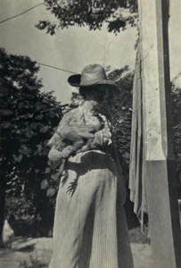 Frau mit Hut hält großen Vogel Truthahn Huhn schwarzweiß Foto 2,25 x 3,25 - Bild 1 von 3