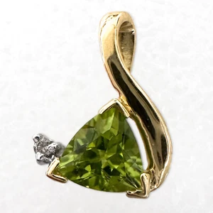 Colgante pequeño de oro de 14K con trillón de peridoto y diamante pequeño, solo 1/2 pulgada de alto y 1 g - Imagen 1 de 10