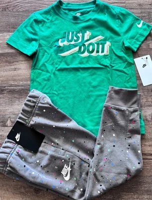 Nuevo con etiquetas Conjunto de pantalones deportivos Nike para niños 5 gris/verde camisa y estampado de salpicaduras talla 5 Foto 1 de 3