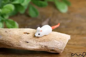 Pequeño ratón miniatura de cerámica blanca pintado a mano Navidad mini animalitos - Imagen 1 de 8