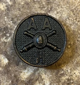 Insignia de disco de collar antiaéreo AA artillería costera batería H posterior a la Primera Guerra Mundial de Estados Unidos - Imagen 1 de 3