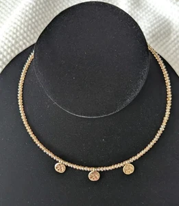 Crave Halsband mit goldfarbenen klaren Perlen und drei baumelnden runden goldfarbenen Charms - Bild 1 von 9