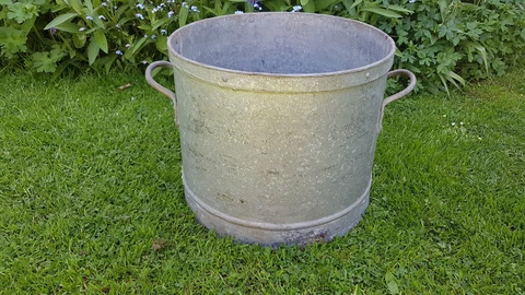 Vintage Very Heavy Duty Galv Metal Container. Great Planter/Drinks Cooler! Cover