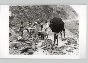 CHINESISCHE Arbeiter schaffen Weg zu KATHMANDU Vintage 1968 Pressefoto - Bild 1 von 2