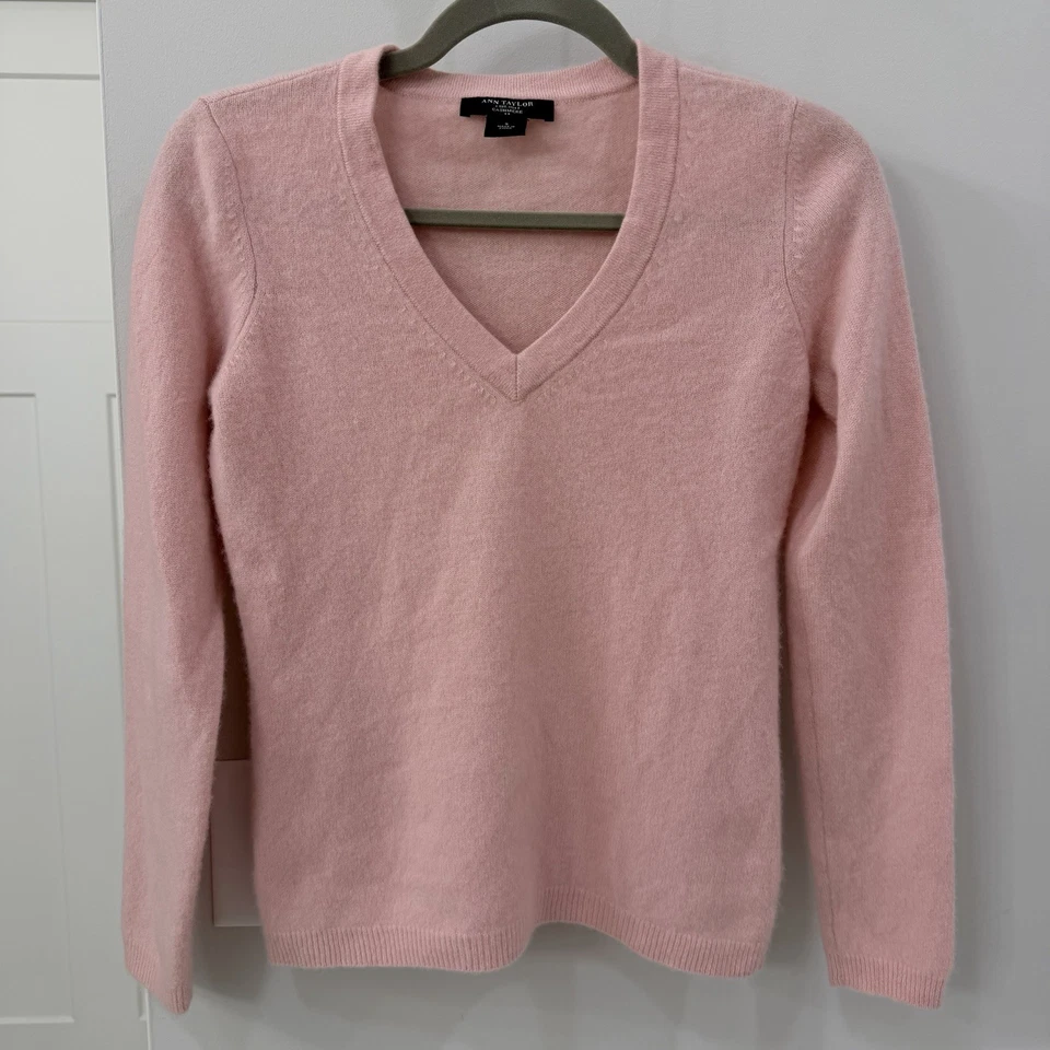 Suéter Ann Taylor 100% Cachemira Rosa Suave Cuello en V SUAVE Lujo Preppy Foto 1 de 4
