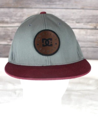 DC 鞋 灰色和勃艮第 棒球帽 男式 可调平沿帽 平底 Bill 标志 — 第 1/4 张图片