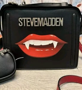 Neu mit Etikett Steve Madden Bevelyn schwarze Umhängetasche Halloween Vampir Lippen Tasche Handtasche - Bild 1 von 6