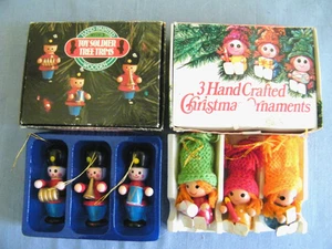 80er Jahre handgefertigte bemalte Holz Mädchen mit Strickmützen & Spielzeugsoldaten Ornamenten - Bild 1 von 10