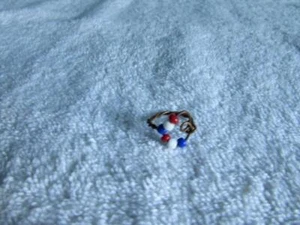 Handgefertigter Kupferdraht umwickelter Ring mit rot weiß blauen Perlen Größe 5 - Bild 1 von 1