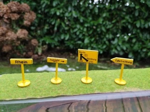 SIKU PLASTIK seltene Verkehrsschilder "gelb" 4 Stück Verkehrszeichen 60er-Jahre - Picture 1 of 4