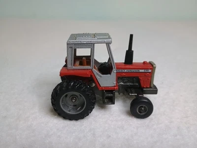 Exhibición de tractor Massey Ferguson 699 escala 1:64 Ertl poco polvorienta Foto 1 de 4