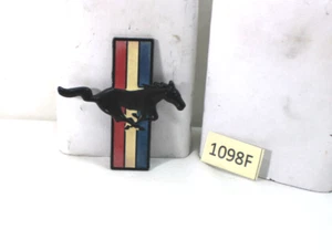 1960'S-(1970'S ?) FORD MUSTANG METAL RUNNING PONY EMBLEM RIGHT FRONT FENDER - Imagen 1 de 6